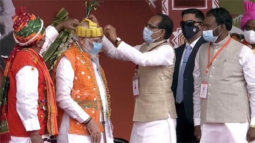 बिग ब्रेकिंगः और आदिवासियों की पारंपरिक जैकेट और डिंडोरी पहन मंच पर पहुंचे प्रधानमंत्री मोदी… हर कोई हुआ कायल