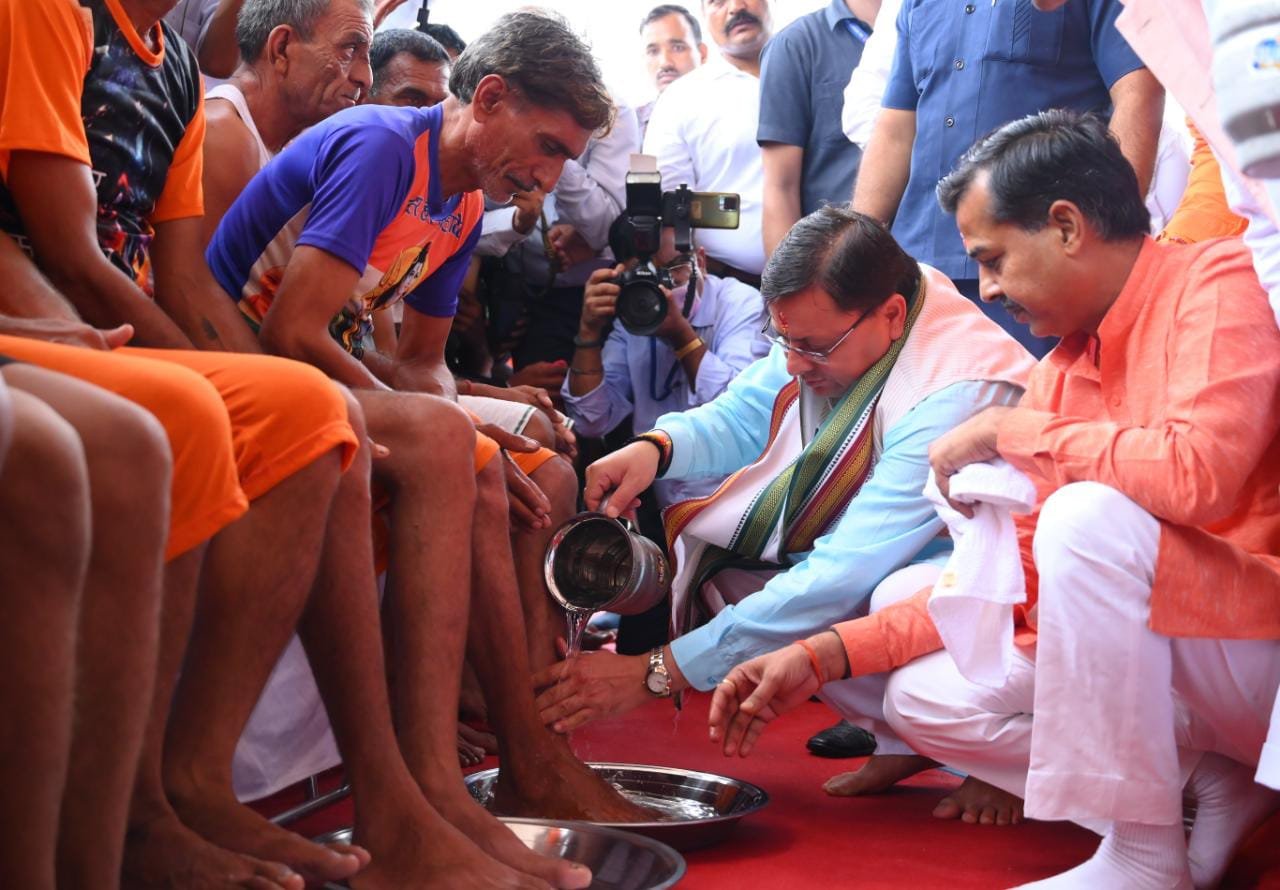 CM धामी ने हरिद्वार में डामकोठी के निकट गंगा घाट पर उत्तराखण्ड आये शिव भक्तों के चरण धोकर एवं गंगाजल देकर किया स्वागत
