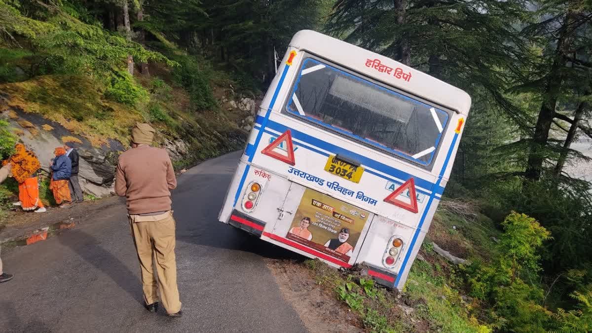 गंगोत्री राष्ट्रीय राजमार्ग पर सड़क से बाहर निकले रोडवेज बस के पहिये! बाल-बाल टला बड़ा हादसा