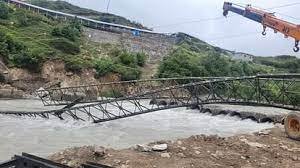 हादसा : बद्रीनाथ धाम के पास गिरा अस्थाई पुल! नदी में बहा मजदूर